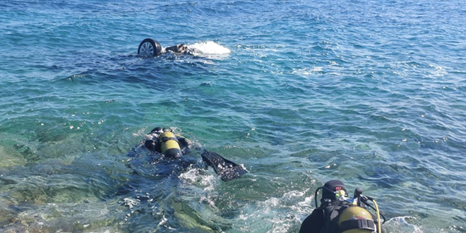 İzmir'de denize düşen otomobilden bir kişinin cesedi çıkarıldı