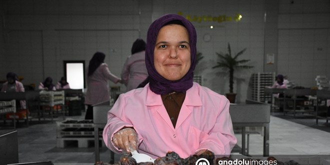 Engelleri aşarak memurluk hayaline koşuyor