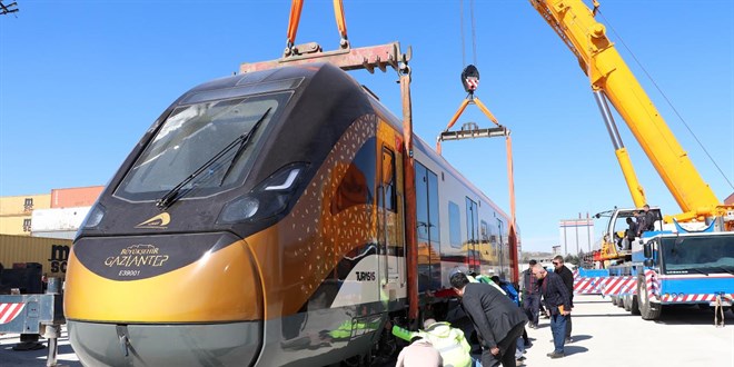 TÜRASAŞ Yerli Tren Seti Gaziantep'te Raylara İndirildi