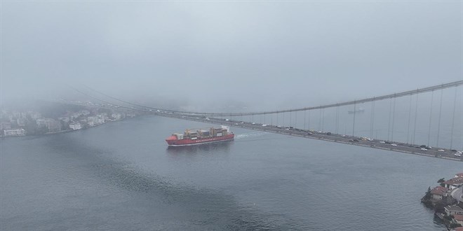 İstanbul Boğazı'nda gemi trafiği askıya alındı