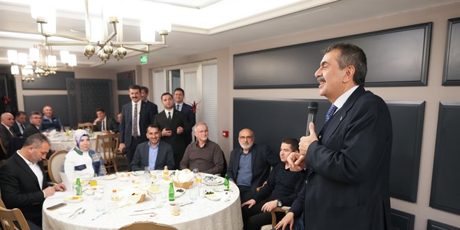 Bakan Tekin'den okul müdürlerine sürpriz iftar ziyareti