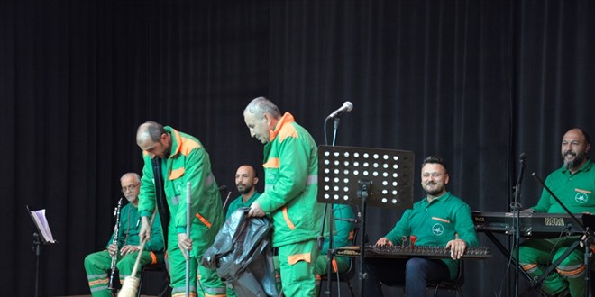 Temizlik işçilerinden oluşan orkestra ilk konserini verdi