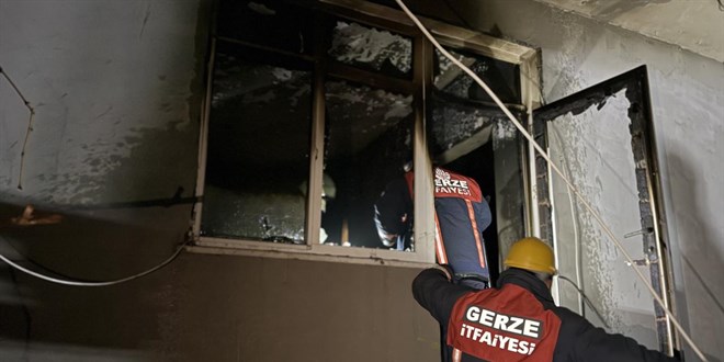 Müstakil evde çıkan yangında 3 kişi yaralandı