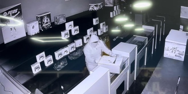 Yeni açılan iş yerinden 250 bin liralık oyun konsolunu çaldılar