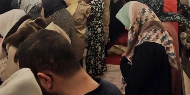 Kadın ve erkeğin yan yana teravih kıldığı görüntülere inceleme