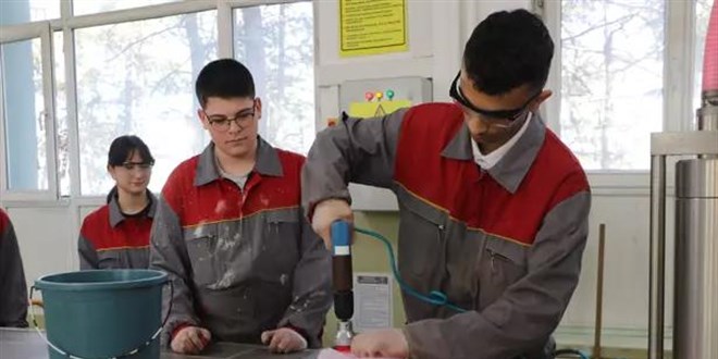 Liseli kimyagerler hem üretiyor hem de satıyor