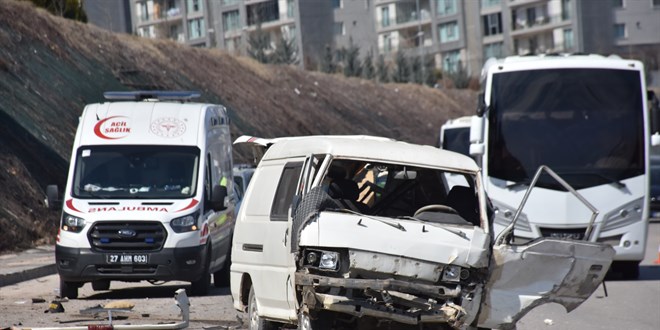 Gaziantep'te otomobil ile hafif ticari aracın çarpıştığı kazada 1 kişi öldü