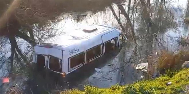 İşçileri taşıyan minibüs dereye devrildi: 8 yaralı