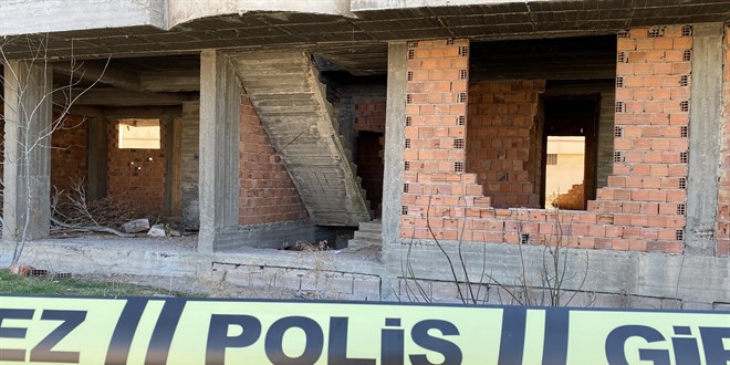 Günlerdir evine gitmeyen genç inşaatın bodrumunda ölü bulundu