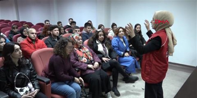 Halasıyla iletişim kuramayınca üzülüp işaret dili uzmanı oldu