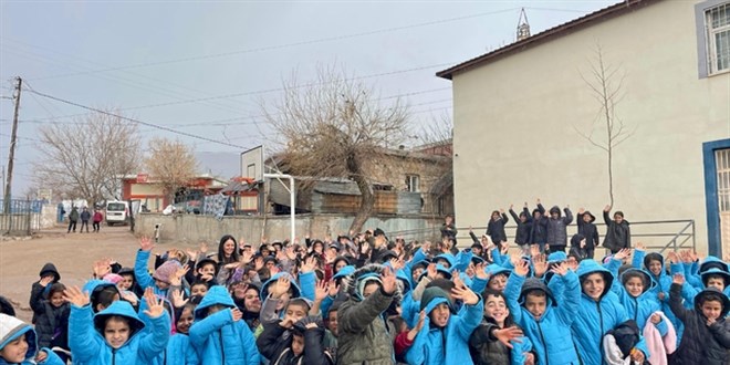 Şırnak'ta 4 bin 6 öğrenciye mont yardımı yapıldı