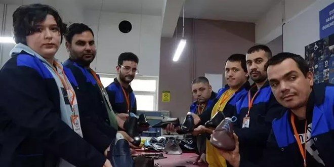 Özel bireyler hem meslek öğreniyor hem üretiyor