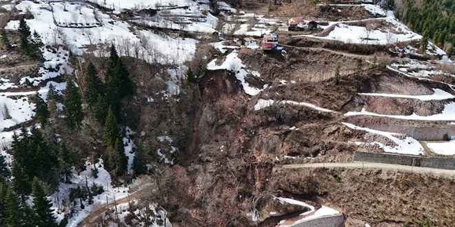 Artvin'de heyelan: İki ev kullanılamaz hale geldi