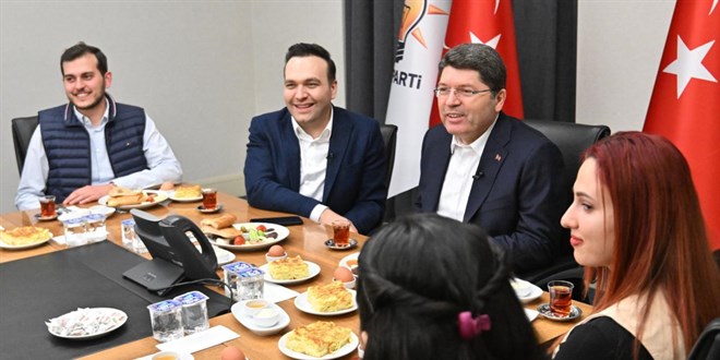 Bakan Tunç, hukuk fakültesi öğrencileriyle sahur yaptı