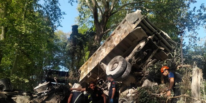 Freni patlayan hafriyat kamyonu dehşet saçtı: 1 ölü, 1 yaralı