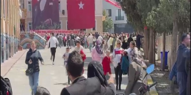 Öğrenciler depreme 23 Nisan gösterileri sırasında yakalandı