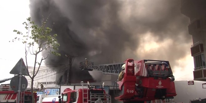 İstanbul'da Fabrika Yangını: Ekipler Müdahalede