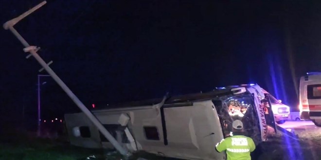 Van'da yolcu otobüsü devrildi: 28 yaralı