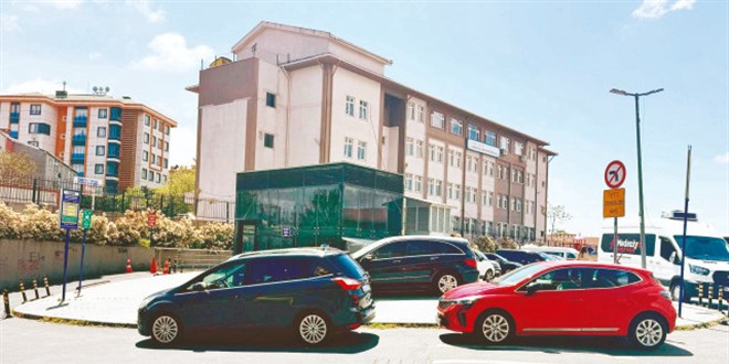 36 İSPARK otoparkı bir gecede kapatıldı, araçlar kaldırıma park etti