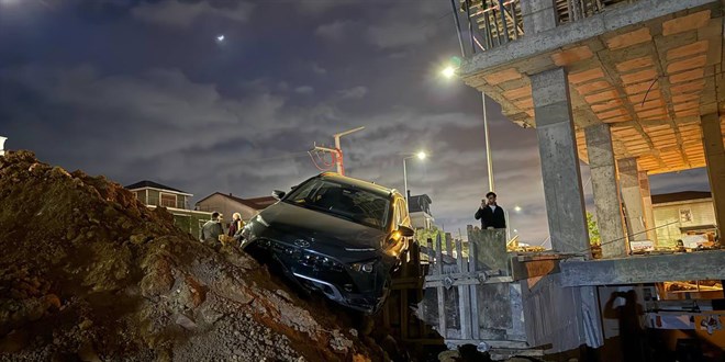 İnşaat alanına giren otomobil perde betonda asılı kaldı