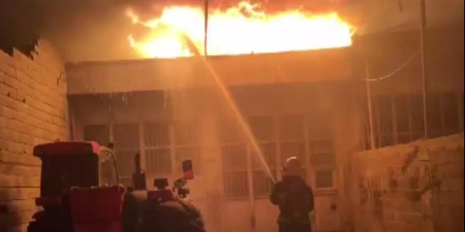 Kahramanmaraş'ta sıcak saatler! Bir iş yeri kül oldu