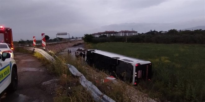 Manisa'da yolcu otobüsü devrildi: 16 yaralı