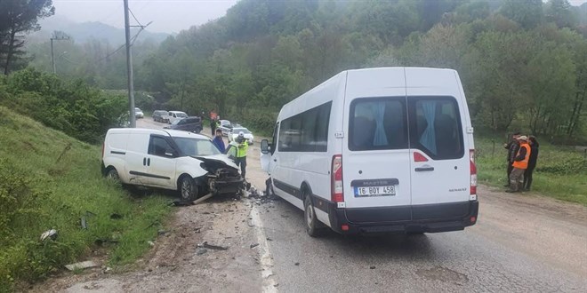 Bursa'da işçi servisi ile hafif ticari araç çarpıştı: 13 yaralı