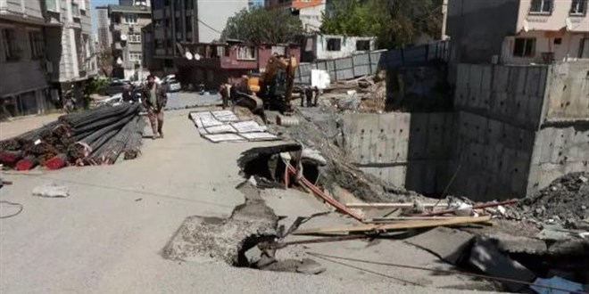 İstanbul'da Bir Çökme Daha: Gaziosmanpaşa'da 2 Bina Tahliye Edildi