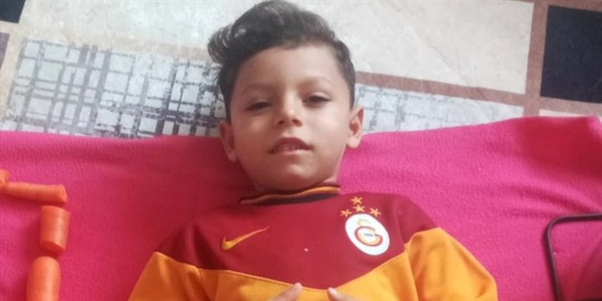 Kamyonetin çarptığı küçük çocuk yaşam savaşını kaybetti