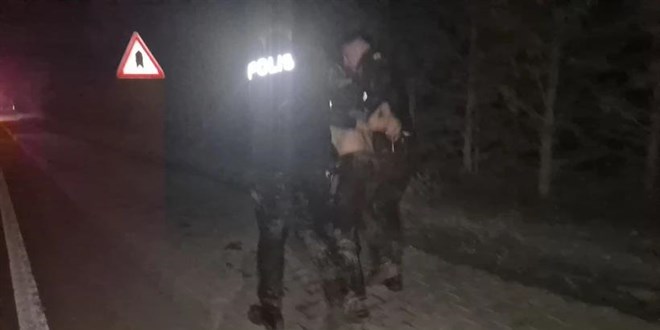 Kimlik kontrolünden kaçtı; Sürücü ve iki polis çamura saplandı