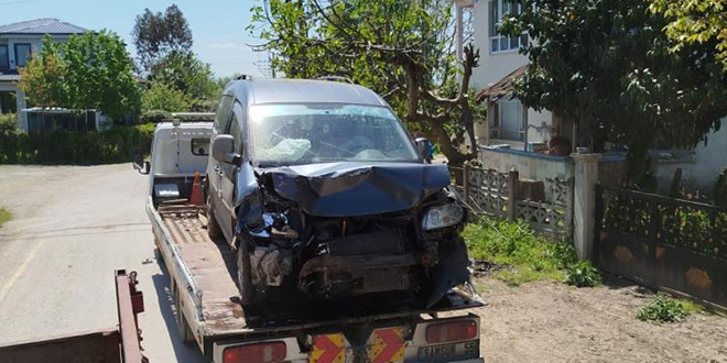 Hafif ticari araç jandarma aracına çarptı: 1 ölü