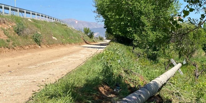 Elektrik direğine çarpan otomobil hurdaya döndü: 2 ölü