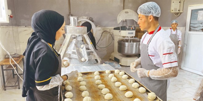 Öğrencilerden günde 16 bin ekmek üretimi