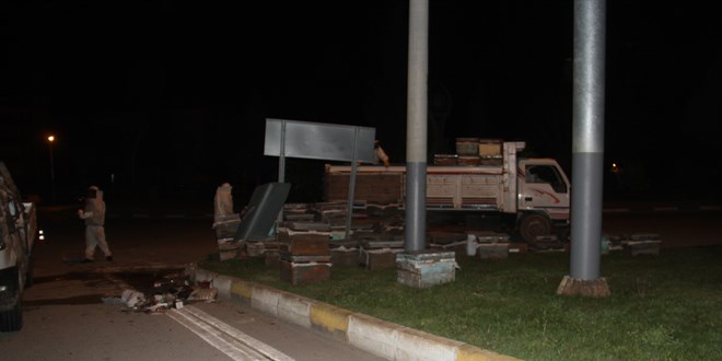 Arı Yüklü Kamyon Devrildi: 2 Polis Yaralandı