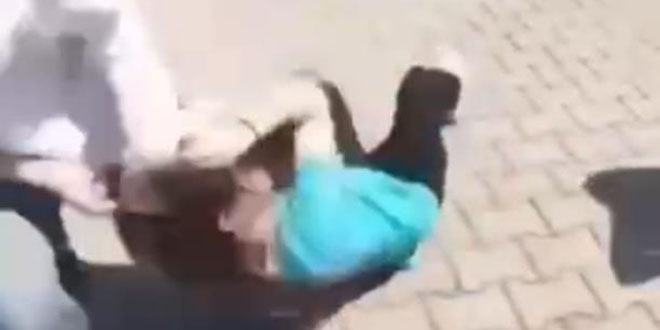 Pes dedirten akran zorbalığı! Arkadaşını darp edip yerde sürükledi