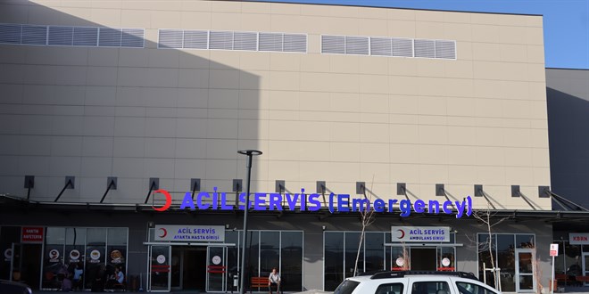 Doğum günü pastasından yiyen 12 öğrenci zehirlendi