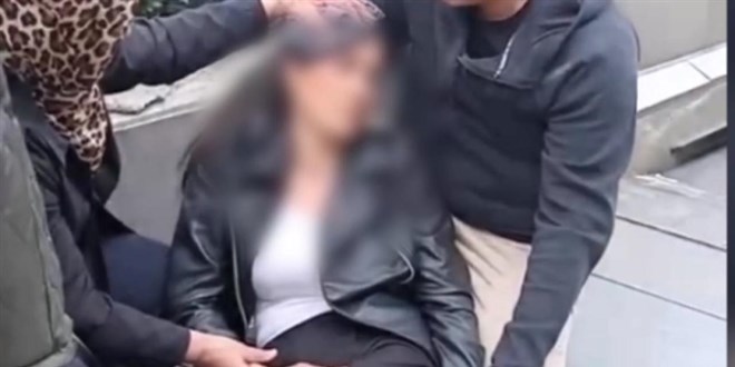 Metro istasyonunda talihsiz kadının üzerine reklam panosu düştü