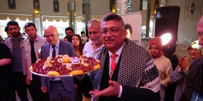 DPÜ Rektörü, öğrencilerle çiğ köfte yoğurdu, halay çekti