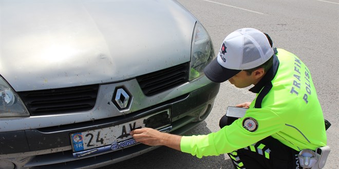 Plakasını Kapatan Sürücü 'Cenazem Var' Dedi, Ceza Yedi