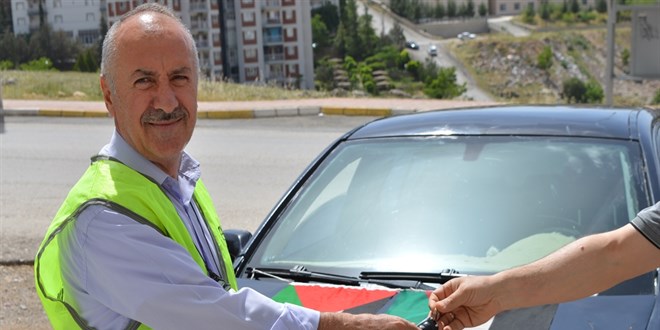 Filistinlilere destek için otomobilini bağışladı