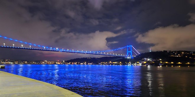 Fatih Sultan Mehmet Köprüsü mavi renge büründü