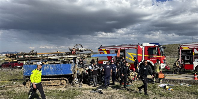 Sondaj makinesine çarpan otomobildeki anne ve oğlu öldü