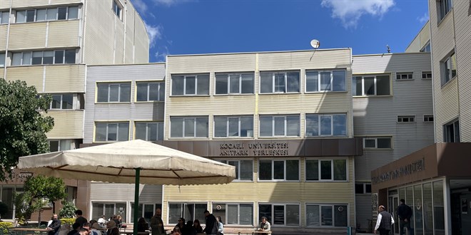 Yapısal çatlarlar oluşan fakülte binası boşaltıldı