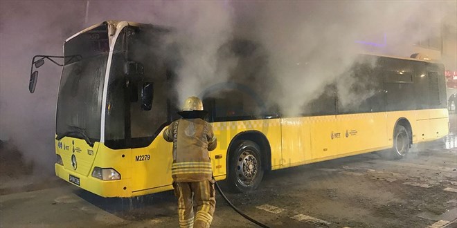 Başakşehir'de Seyir Halindeki İETT Otobüsü Yandı