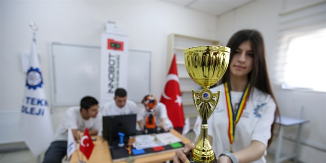 Vanlı Öğrencilerden Avrupa'da Robot Kol Zaferi!