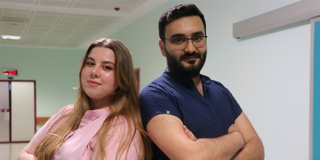 Hemşire çift hastanede ve evde hayatı paylaşıyor