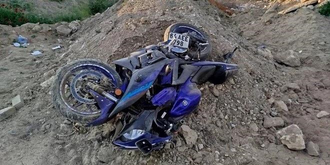 Denizli'de motosiklet yol kenarına devrildi: 2 ölü