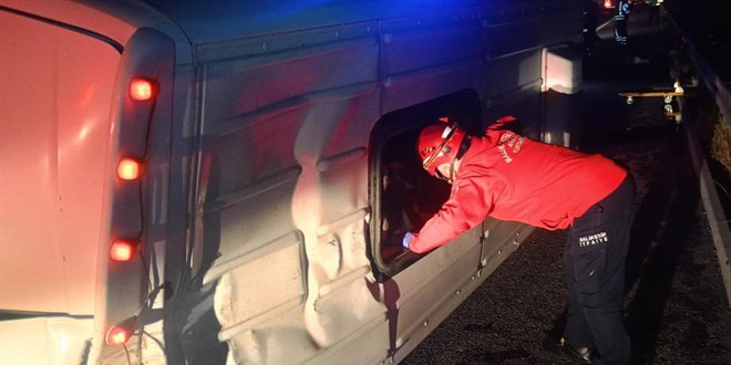 Kontrolden çıkan minibüs devrildi: 1 ölü, 13 yaralı