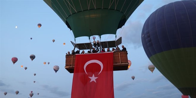 Kapadokya'da 19 Mayıs'ta Balonlar Türk Bayraklarıyla Havalandı