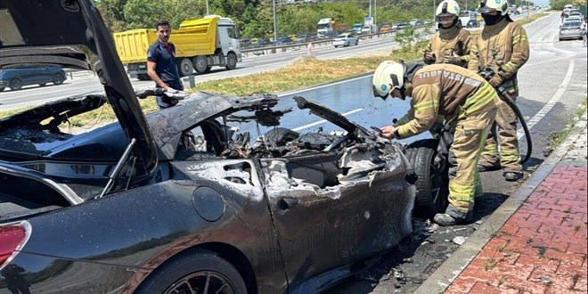 Değeri 20 milyon lira! İstanbul'da lüks araç küle döndü